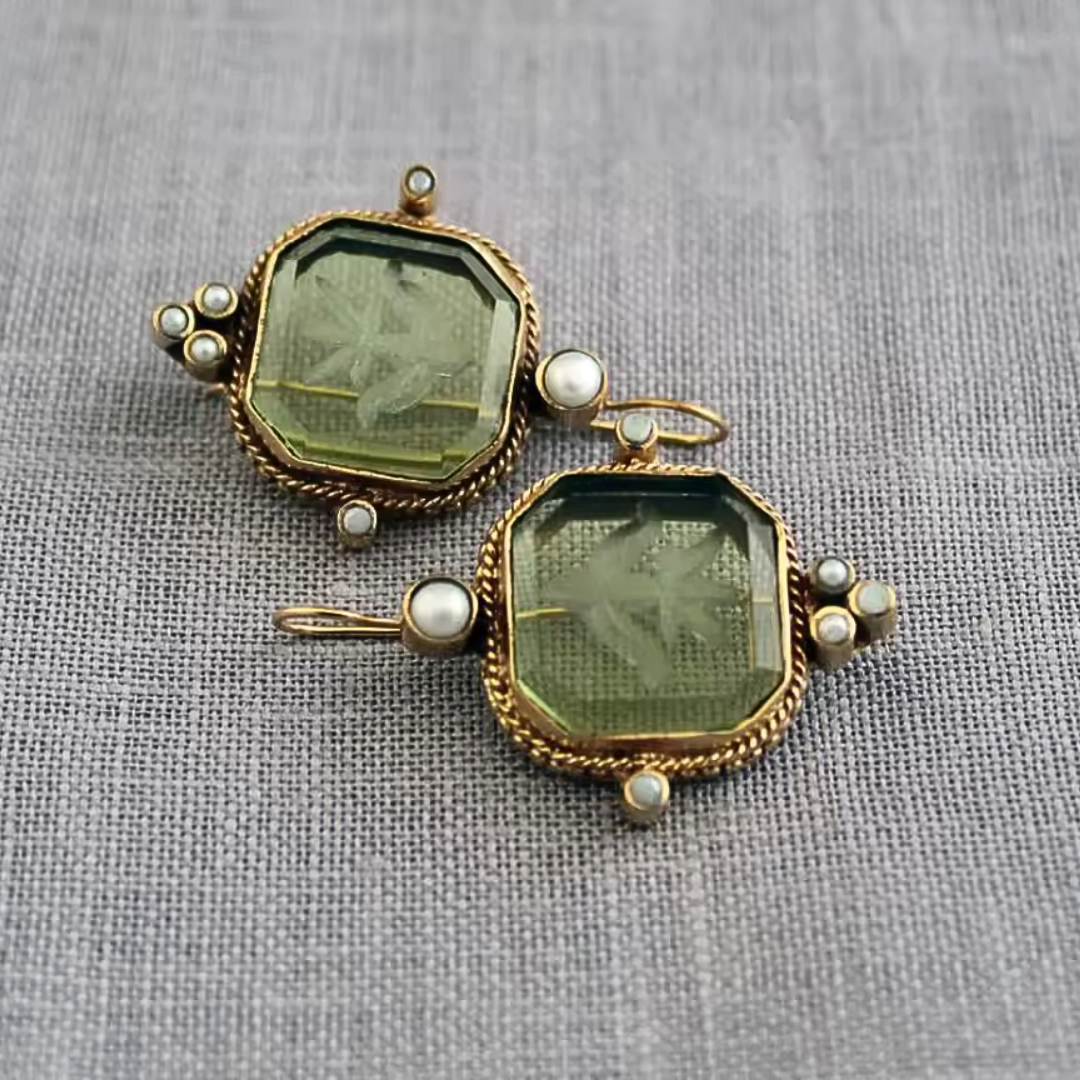 MAEBLE | Vintage Earrings with Green Stone and Pearl